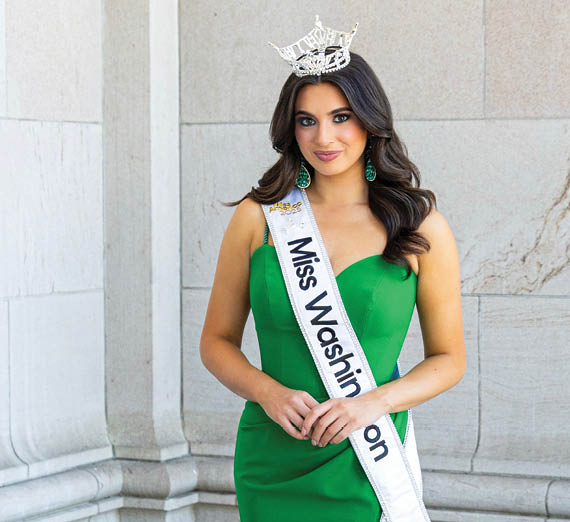 Пит Кинг сидит перед зеркалами, окруженный лампами